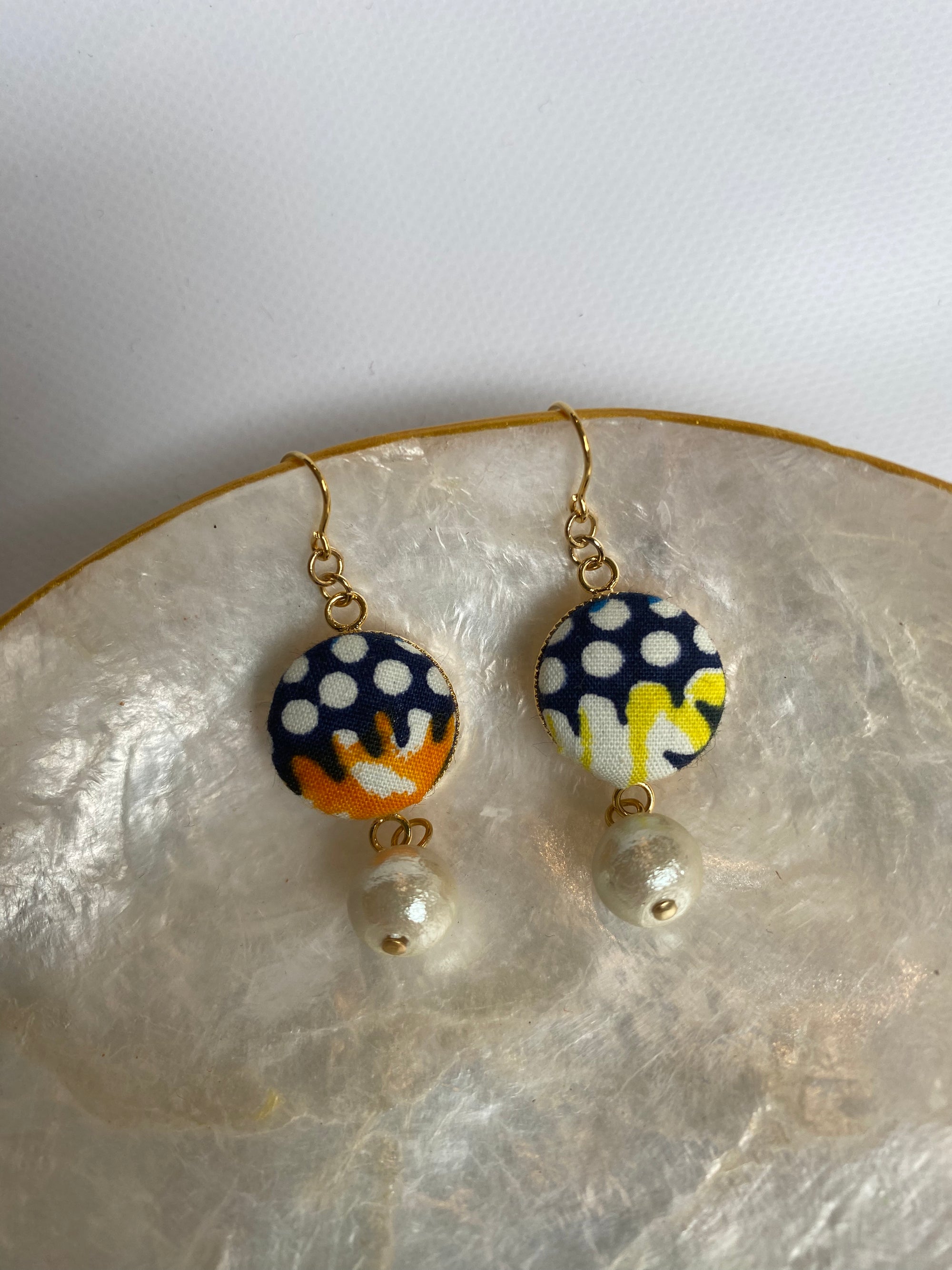 くるみボタンとパールのピアス 橙と黄色