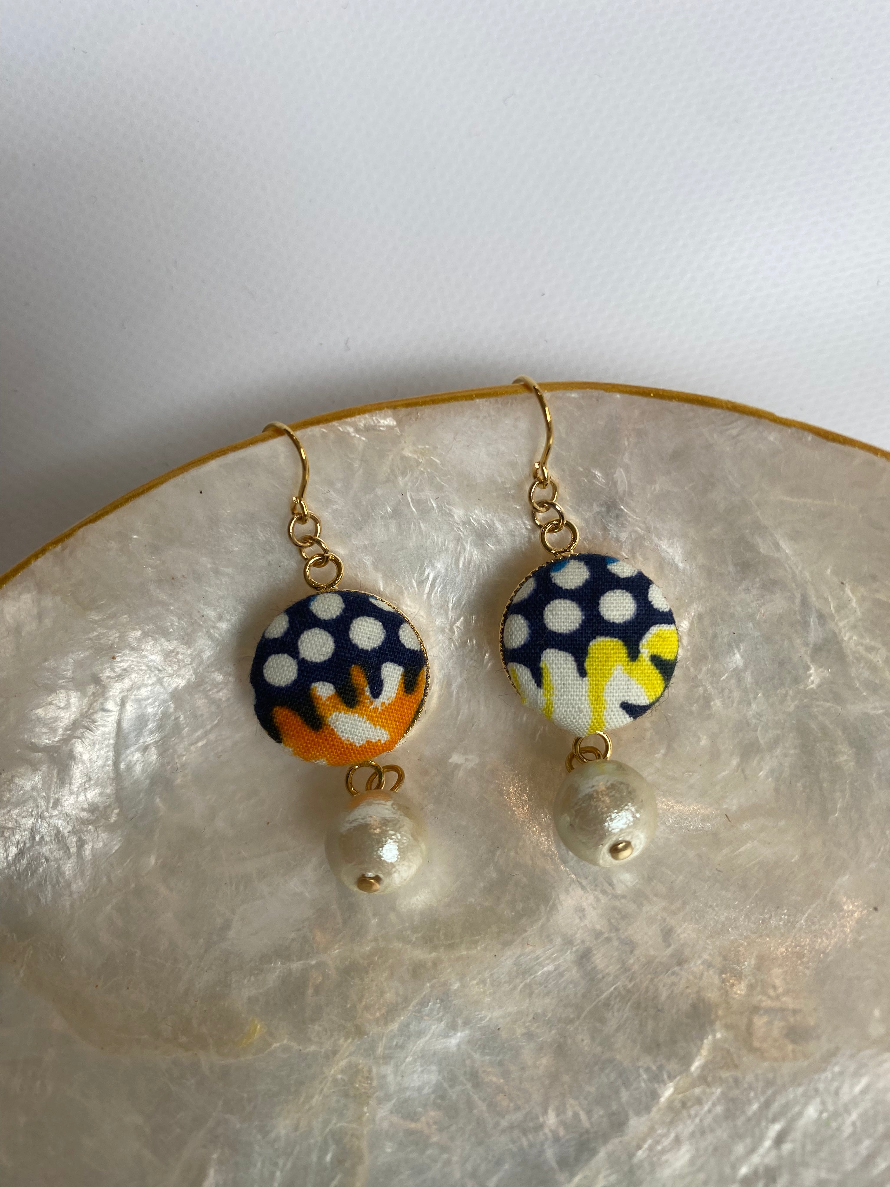 くるみボタンとパールのピアス　橙と黄色