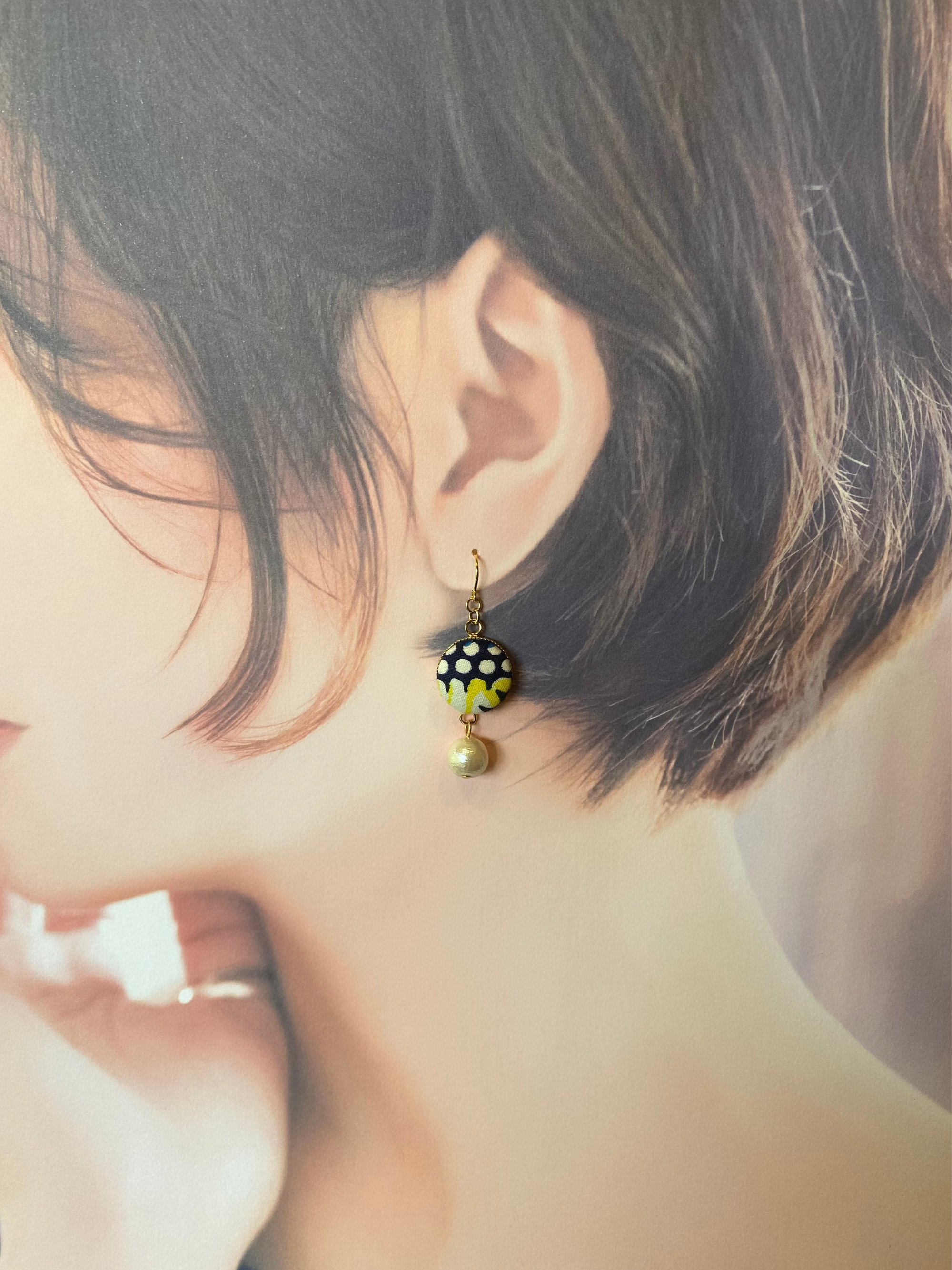 くるみボタンとパールのピアス　橙と黄色